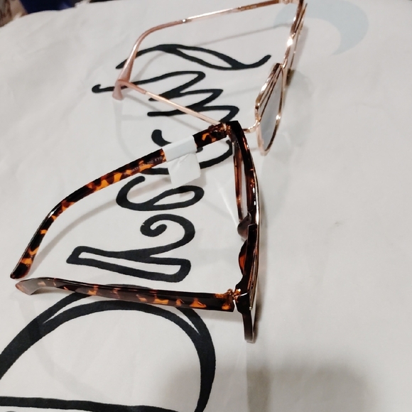 Bundle! Foster Grant Women's Sunglasses - Tortoise and Gold - Picture 3 of 4